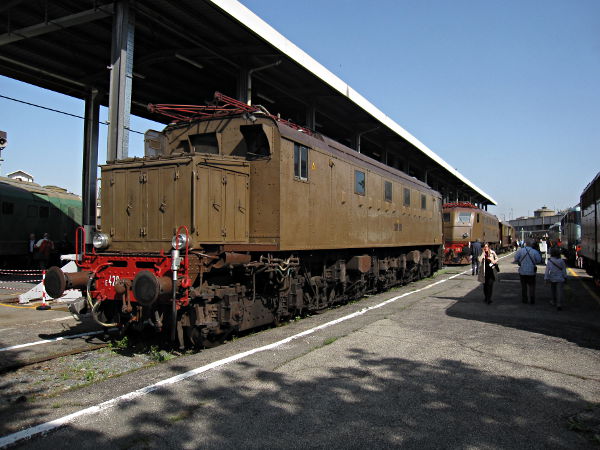[Locomotiva elettrica
storica FS E428.058 a Torino Smistamento (25 aprile 2013)]