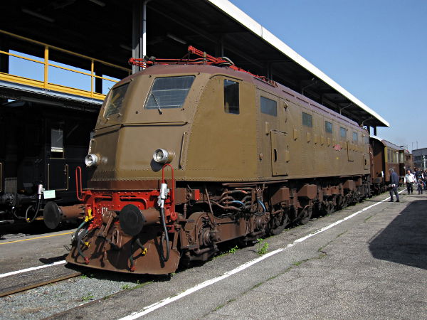 [Locomotiva elettrica
storica E428.226 in livrea castano - Isabella al porte aperte a Torino
Smistamento (25 aprile 2013)]