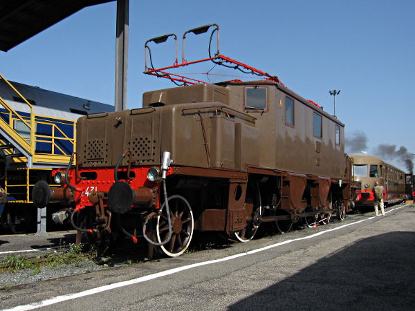 [Vista di 3/4 della
locomotiva elettrica trifase FS E431.027 del Museo Ferroviario
Piemontese, durante una manifestazione a Torino Smistamento (25 aprile
2013)]