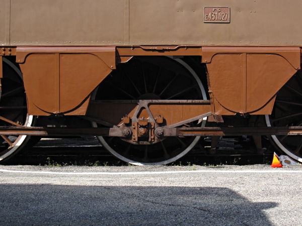 [Dettaglio della
biella triangolare della locomotiva elettrica trifase E431.027,
presente al Porte Aperte a Torino Smistamento (25 aprile 2013)]