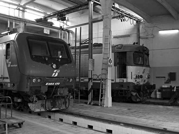 [Locomotive FS
E464.170 e D445 nell'officina piccola del deposito di Torino
Smistamento]