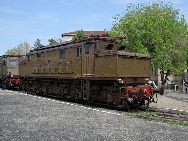 [Locomotiva elettrica
in corrente continua FS E626.287 sul piazzale di Torino Smistamento
(25 aprile 2013)]