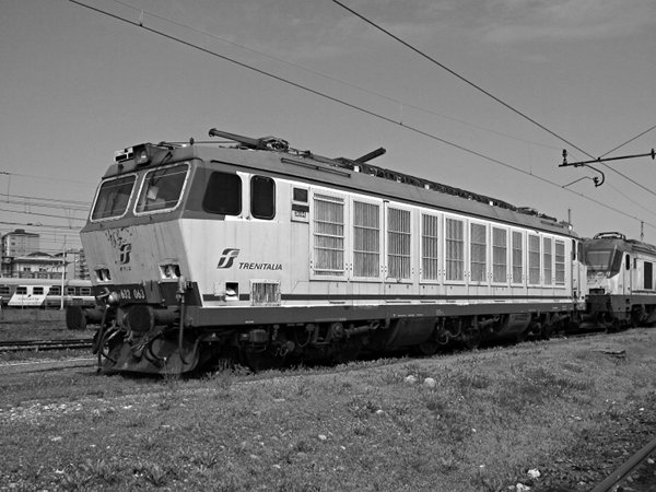 [Locomotive
elettriche E632.063 ed E402.009 davanti alla rimessa ATR di Torino
Smistamento]