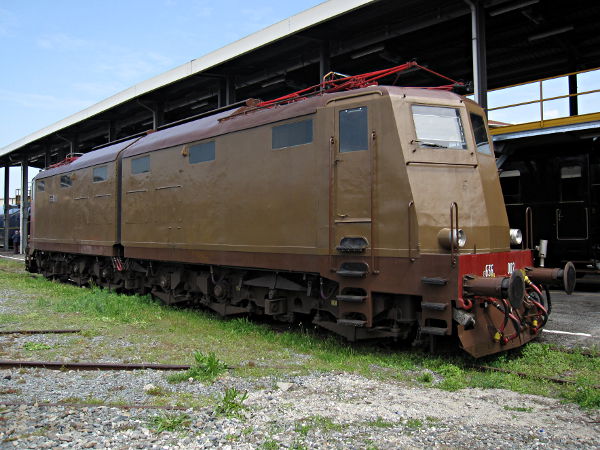 [Locomotiva elettrica
storica E636.002 in livrea castano - Isabella esposta a Torino
Smistamento (25 aprile 2013)]