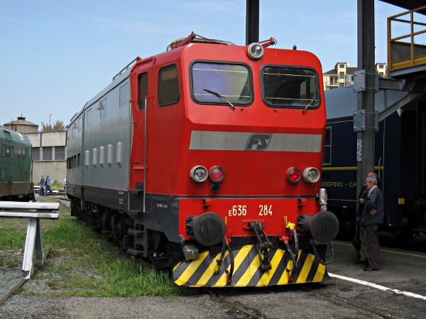 [Locomotiva elettrica
storica E636.284 in livrea originale rosso segnale - grigio - ardesia,
sulla rotonda TD di Torino Smistamento (25 aprile 2013)]