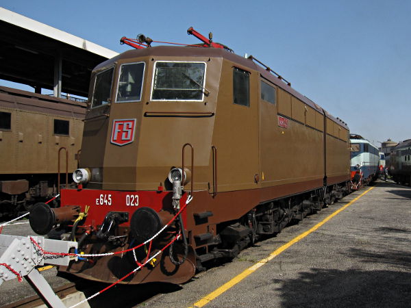 [Locomotiva elettrica
storica E645.023 in livrea Castano - Isabella sul piazzale di Torino
Smistamento in occasione del porte aperte (25 aprile 2013)]