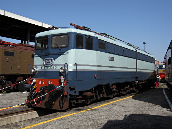 [Locomotiva elettrica
storica E646.085 in livrea Treno Azzurro in esposizione durante il
porte aperte a Torino Smistamento (25 aprile 2013)]