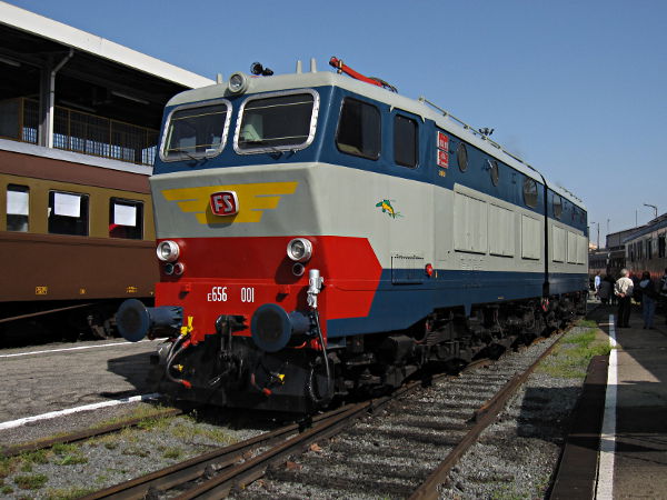[Locomotiva elettrica
storica E656.001 "caimano" in livrea originale grigio - blu
orientale a Torino Smistamento per il porte aperte (25 aprile 2013)]