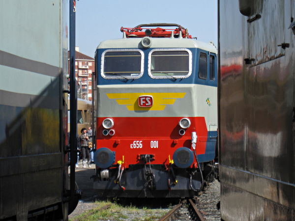 [Muso della locomotiva
elettrica storica E656.001 in livrea originale, sul piazzale di Torino
Smistamento (25 aprile 2013)]
