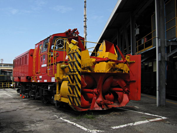 [Spazzaneve FS
S244.003 sulla rotonda del deposito di Torino Smistamento durante il
porte aperte (25 aprile 2013)]