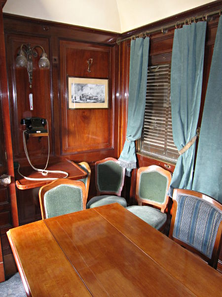 [Scomparto sulla carrozza S35 del Treno
Presidenziale delle FS, con apparecchio telefonico (questa carrozza
fungeva da centro comunicazioni) esposto a Torino Smistamento (25
aprile 2013)]