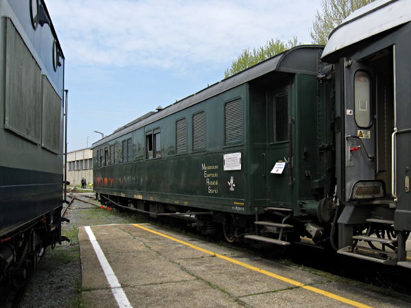 [Carrozza
frenografica FS Vfrz 801050 a Torino Smistamento (25 aprile 2013)]