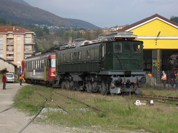 Locomotiva
elettrica SBB Be 4/6 12339 nella stazione di Luino, manovrata
dall'elettromotrice OeBB RBe 205.  Luino, 17 aprile 2010.