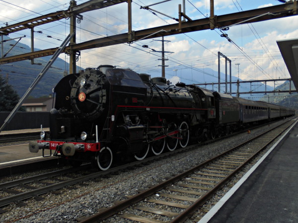 [Locomotiva a vapore ex SNCF 141R.1244 in sosta nella stazione di
Giubiasco in testa a un treno storico. (27 giugno 2015)]