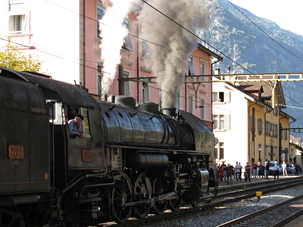 [Locomotiva a vapore SNCF 141.R.568 pronta a partire da Biasca verso
il San Gottardo (20 ottobre 2012)]