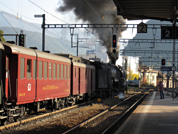 [Treno storico con locomotiva a vapore SNCF 141.R.568 in partenza da
Lugano (20 ottobre 2012)]