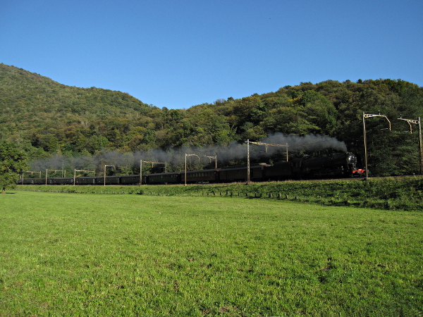 [Locomotiva a vapore SNCF 141.R.568 con treno storico «Swiss
Classic Train» in transito a Taverne (20 ottobre 2012)]