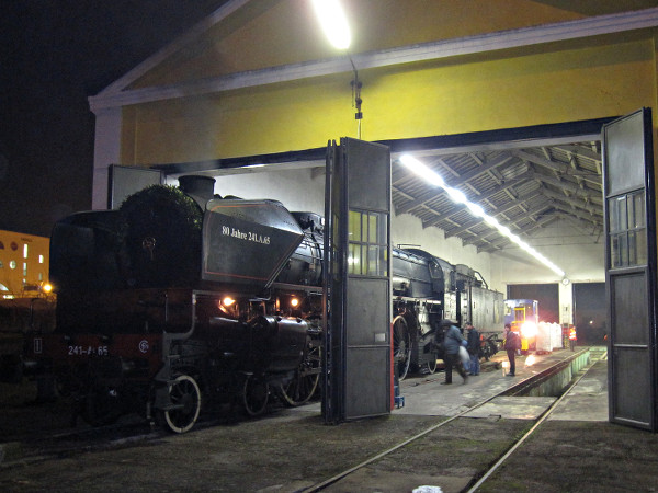[Locomotiva a vapore SNCF 241.A.65 a Luino nella rimessa
dell'Associazione Verbano Express (12 marzo 2011)]