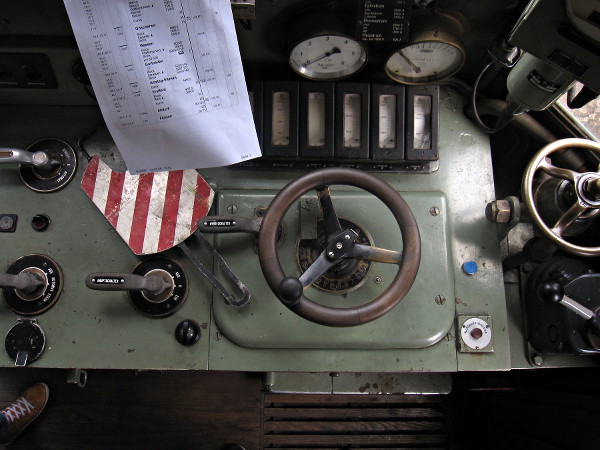 [Banco di
manovra della locomotiva Ae 4/7 10987.  Sono visibili le leve degli
interruttori di compressore, ventilatori, pantografi, principale,
invertitore di marcia; controller delle velocità; freno moderabile e
continuo]