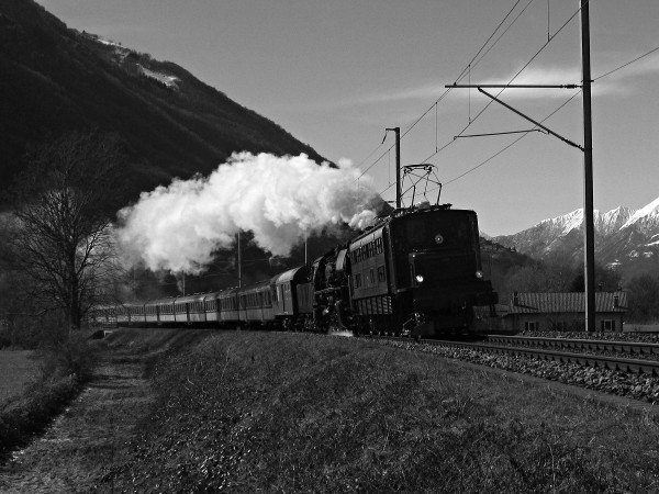[Locomotiva
elettrica Ae 4/7 10987 in testa ad un treno storico dell'associazione
Verbano Express.  In composizione la locomotiva a vapore Br 50 3673,
carrozza a tre assi B3yg 25 444 e sei carrozze tipo Leichtstahlwagen
ex Ferrovie Nord Milano]