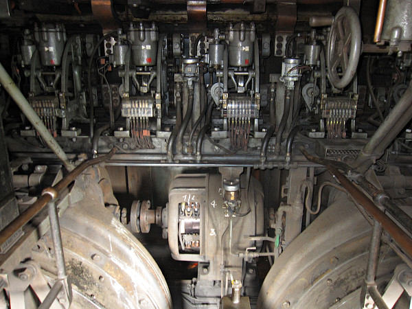 [Cabina AT
della locomotiva elettrica Ae 4/7 10987]
