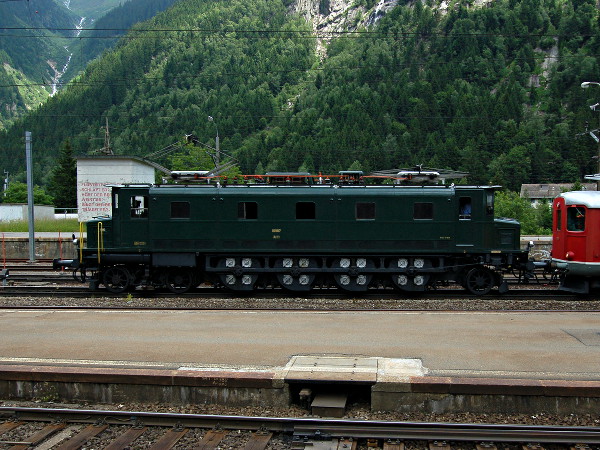 [Locomotiva elettrica storica Ae 4/7 10987 in coda a un treno speciale
in partenza da Göschenen. (27 giugno 2015)]