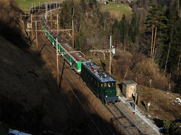 [Locomotiva elettrica storica Ae 4/7 10987 con treno speciale di
carrozze FNM in transito presso Intschi (7 marzo 2015)]