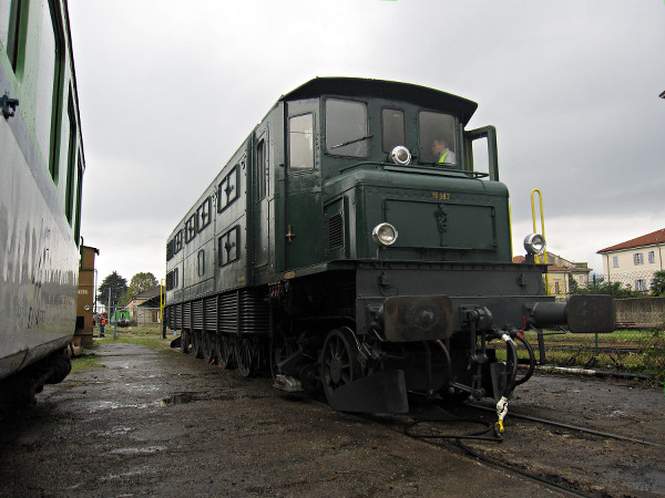 [Vista di 3/4 della
locomotiva elettrica SBB Ae 4/7 10987 a Luino.  Visibili il carrello
portante a due assi e le serpentine di raffreddamento del
trasformatore]