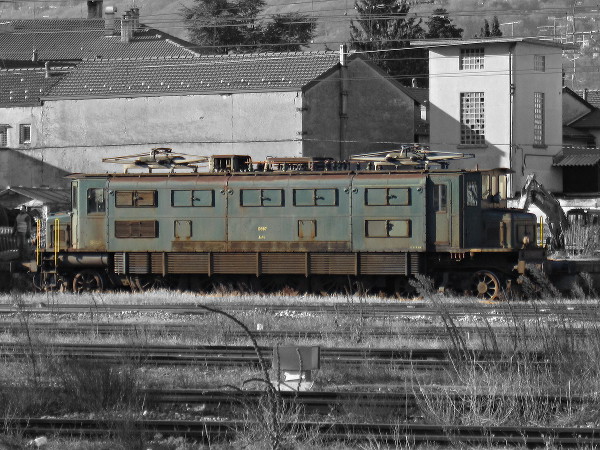 [Locomotiva
elettrica Ae 4/7 10987 in stazione a Luino nel febbraio 2013, prima
del restauro]