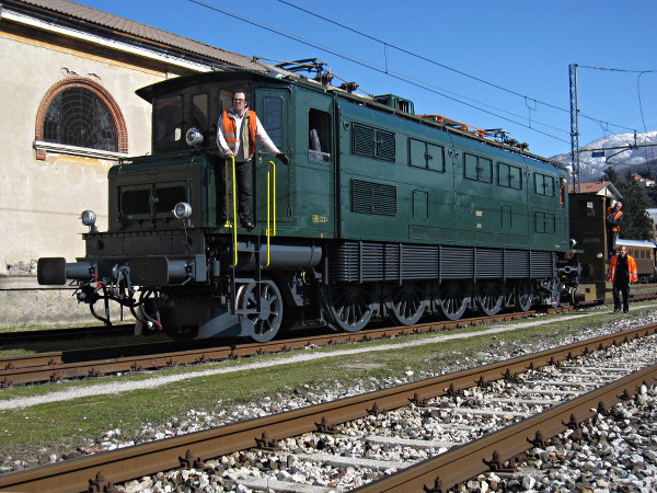 [Locomotiva
elettrica Ae 4/7 10987 manovrata da una sogliola ABL in stazione a
Luino]