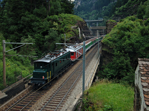[Le locomotive elettriche storiche Ae 4/7 10987 e Re 4/4<sup>I</sup>
10016 attraversano il ponte sul Ticino nella gola del Monte
Piottino. (27 giugno 2015)]
