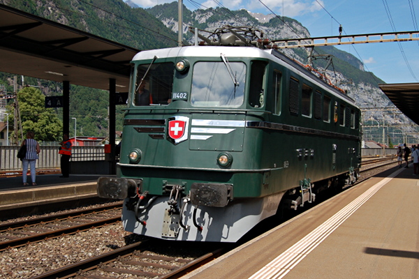 [Locomotiva elettrica storica Ae 6/6 11402 «Uri» di SBB
Historic in sosta sul primo binario della stazione di Erstfeld.
Erstfeld, 3 giugno 2017.]