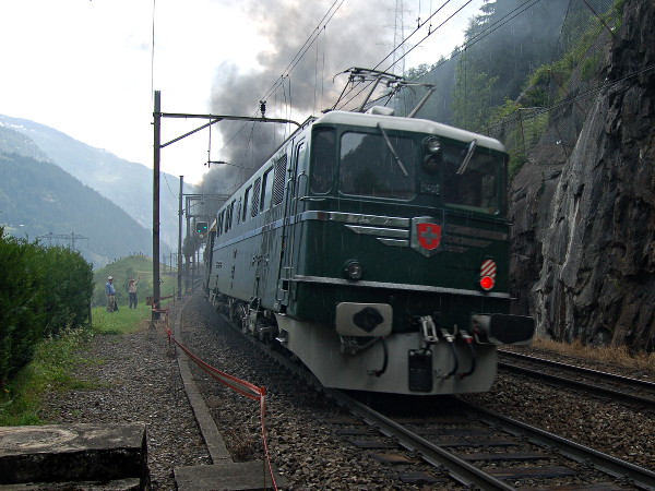 [Locomotiva elettrica storica SBB Ae 6/6 11407 «Aargau»
sul livello superiore della ferrovia a Wassen. (27 giugno 2015)]