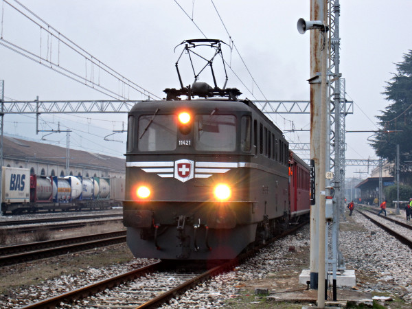 [Locomotiva elettrica Ae 6/6 11421 in partenza da Luino (12 marzo
2011)]