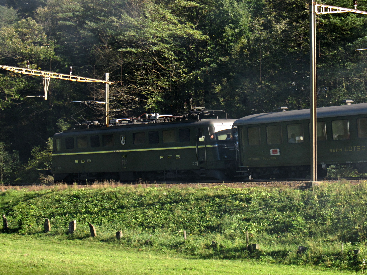 [Locomotiva elettrica SBB Ae 6/6 «Graubunden» in transito
a Taverne (20 ottobre 2012)]