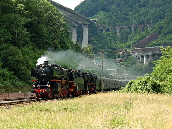 [Locomotive a vapore Br. 01 202 e Br. 01 150 in transito nella ex
fermata di Giornico, ai piedi degli anelli della Biaschina. (27 giugno
2015)]