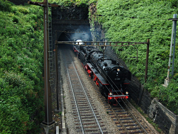 [Le locomotive a vapore Br. 01 202 e Br. 01 150 in uscita dalla
galleria elicoidale di Freggio sulla ferrovia del San Gottardo. (27
giugno 2015)]