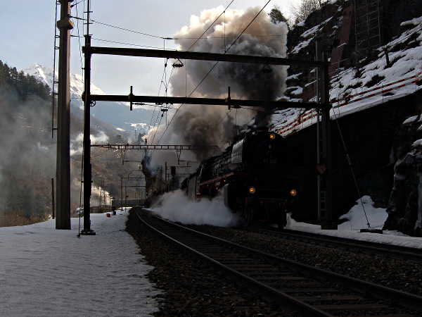[Locomotive a vapore Br. 01 202 e Br. 01 1066 all'uscita della
galleria Boscerina (7 marzo 2015)]