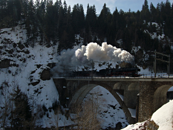 [Locomotive a vapore Br. 01 202 e Br. 01 1066 in transito sul ponte di
Stalvedro, persso Airolo (7 marzo 2015)]