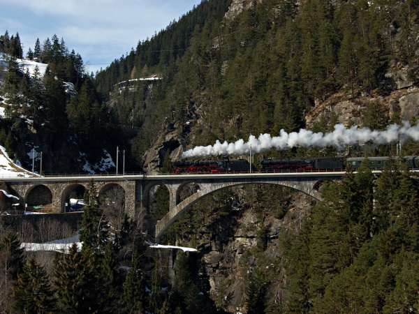 [Locomotive a vapore Br. 01 202 e Br. 01 1066 sul Mittlere
Meienreussbrücke a Wassen (7 marzo 2015)]