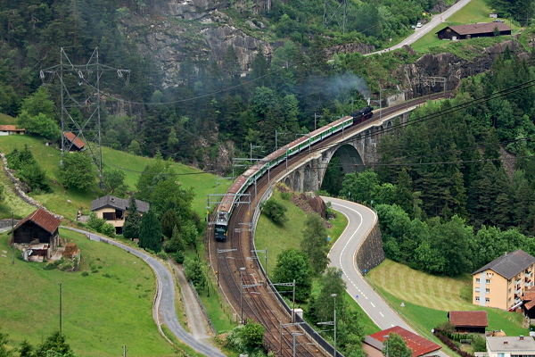 [Treno speciale "Gottardo Express" dell'Associazione Verbano
Express in transito a Wassen sul Mittlere Meienreussbrücke.  In testa
la locomotiva a vapore Br 50 3673, seguita da sette carrozze tipo
Leichtstahlwagen delle Ferrovie Nord Milano con in coda la locomotiva
elettrica Ae 4/7 10987.  Wassen 3 giugno 2017.]
