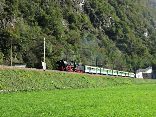 [Locomotiva a vapore DRG Br. 50 3673 con carrozze svizzere FNM presso
Biasca (20 ottobre 2012)]