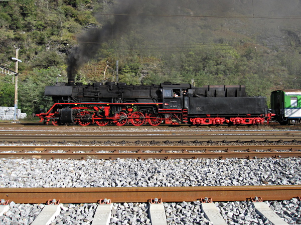 [Locomotiva a vapore Br. 50 3673 in ingresso nella stazione di Biasca
(20 ottobre 2012)]
