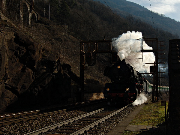 [Locomotiva a vapore Br. 50 3673 in transito sugli anelli della
Biaschina (7 marzo 2015)]
