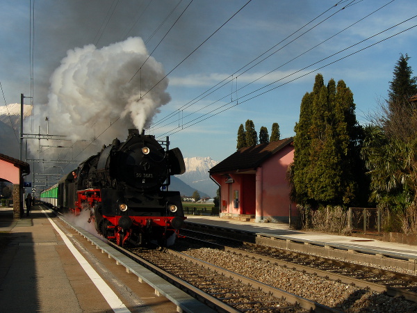[Locomotiva a vapore Br. 50 3673 in transito nella fermata di
Sant'Antonino presso Bellinzona (7 marzo 2015)]