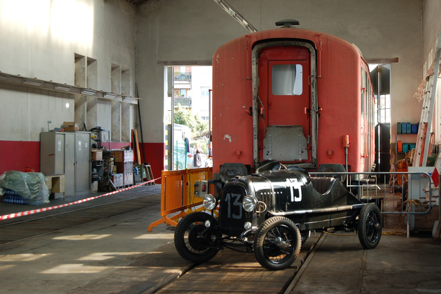 [Un'auto storica FIAT e il bagagliaio 51 85 09-30 100-9
ex Rail In all'interno della rimessa.  Luino, 12 ottobre 2019.]