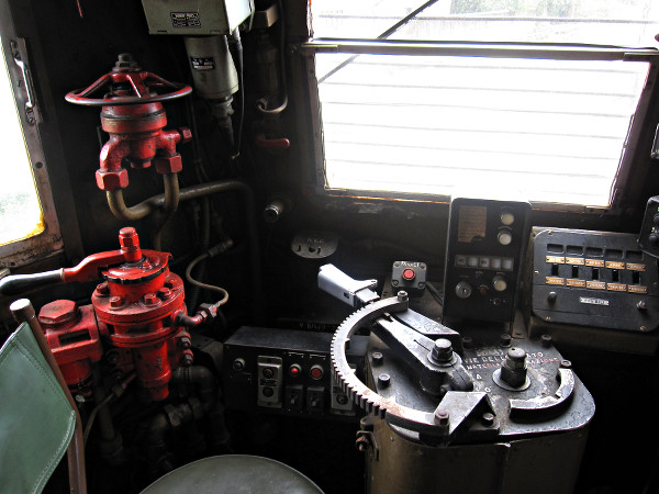 [Banco di manovra
della locomotiva E428.174]