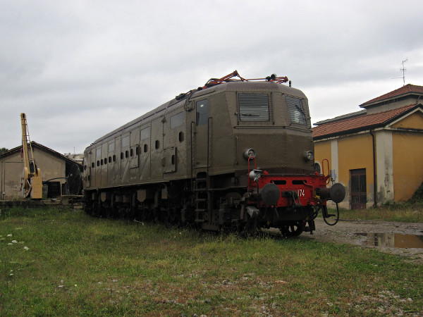 [Locomotiva
elettrica E428.174 dell'associazione Verbano Express nella stazione di
Luino]