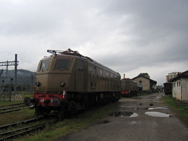 [Locomotive elettriche E428.208 ed E428.174 nella stazione di
Luino]