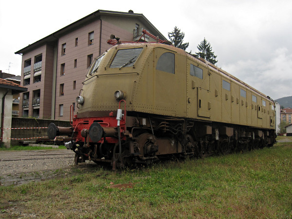 [Locomotiva
elettrica E428.208 dell'associazione Verbano Express nella stazione di
Luino]
